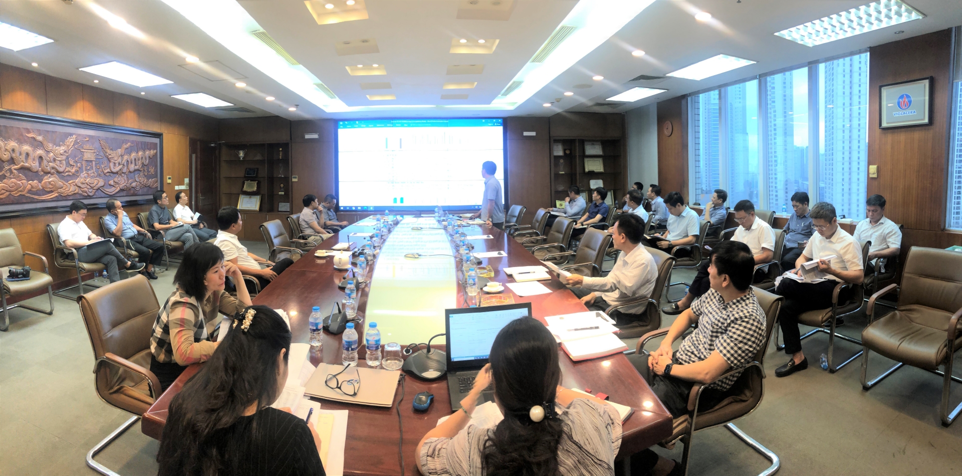 Viglacera Corporation - Joint Stock Company held a progress meeting to evaluate the results of the implementation of the business plan in August 2020 and the implementation of the business plan tasks in September 2020.